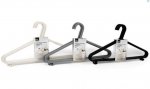 PK5 PLASTIC CLOTHES HANGER